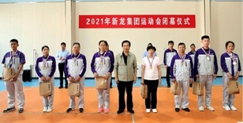 董事长颁奖合影.jpg